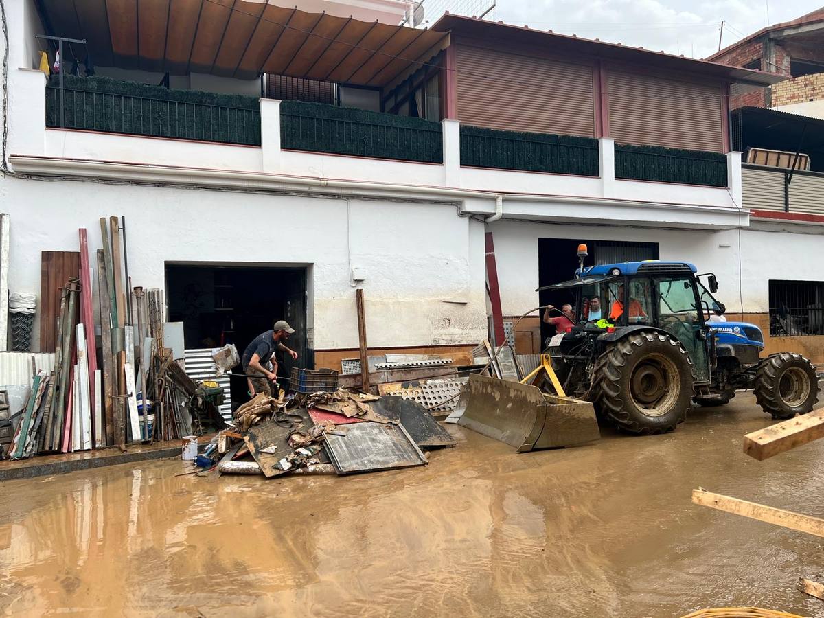 Calles enfangadas y comercios y casas anegadas tras el paso de la DANA por Benamargosa