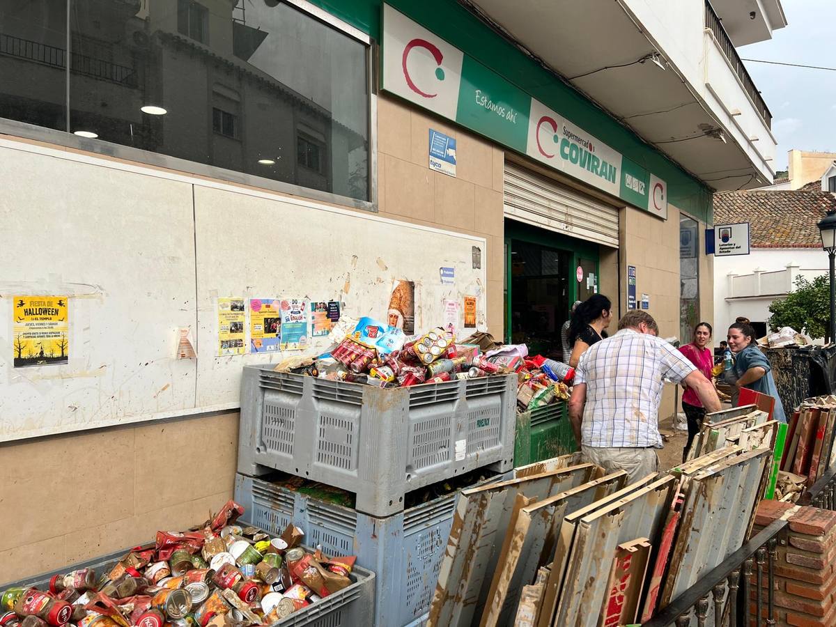 Calles enfangadas y comercios y casas anegadas tras el paso de la DANA por Benamargosa