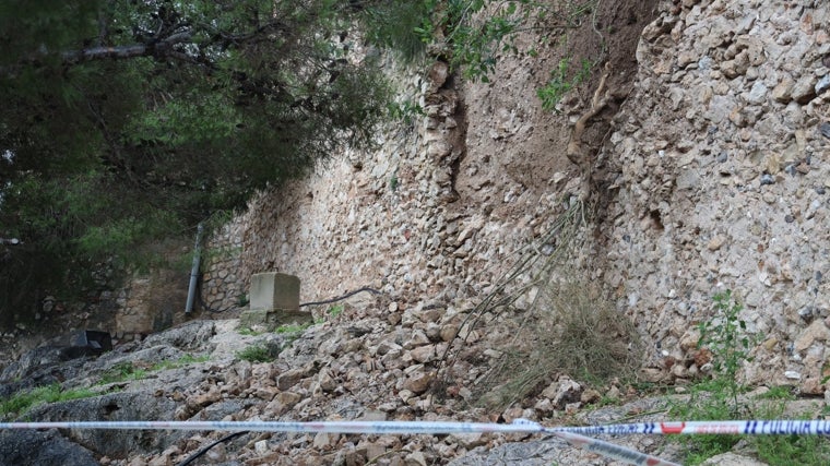 Zona acordonada con parte de la muralla del castillo derrumbada