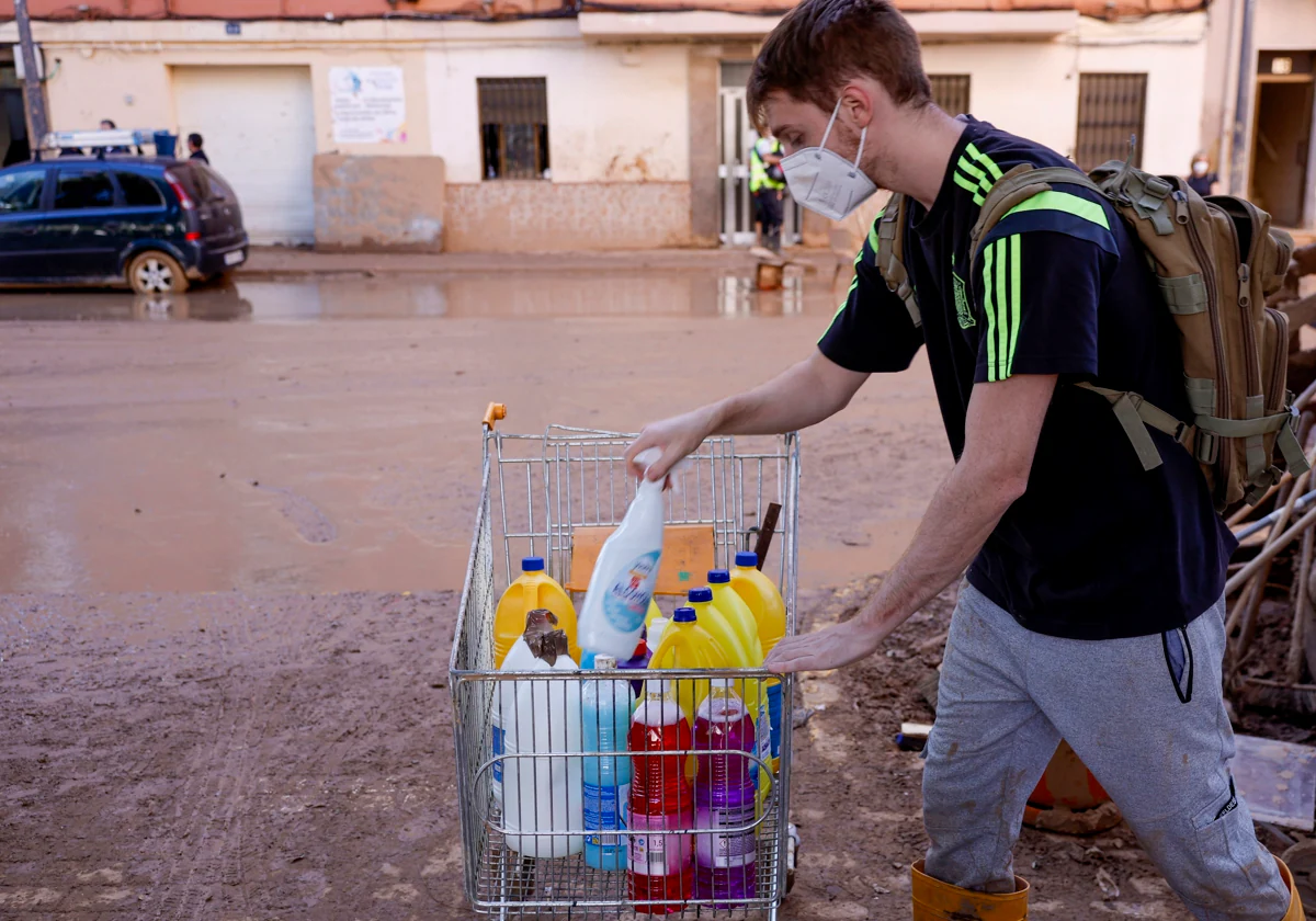 Un joven en las labores de ayuda a los afectados por las inundaciones