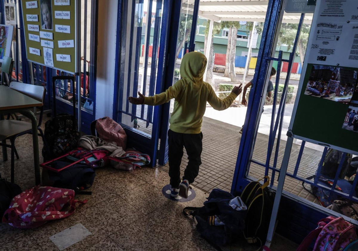 Un alumno en un colegio de Alaquàs después de la primera DANA