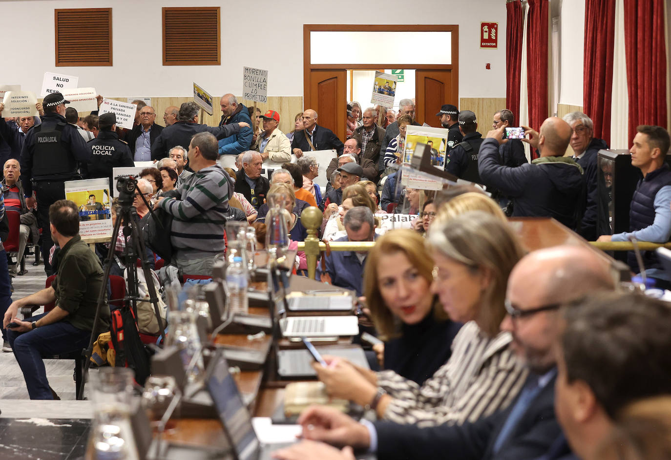 El tenso Pleno del Ayuntamiento de Córdoba que se ha suspendido, en imágenes