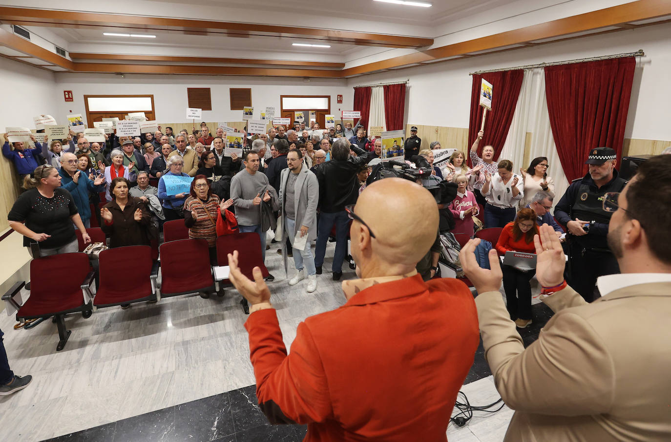 El tenso Pleno del Ayuntamiento de Córdoba que se ha suspendido, en imágenes