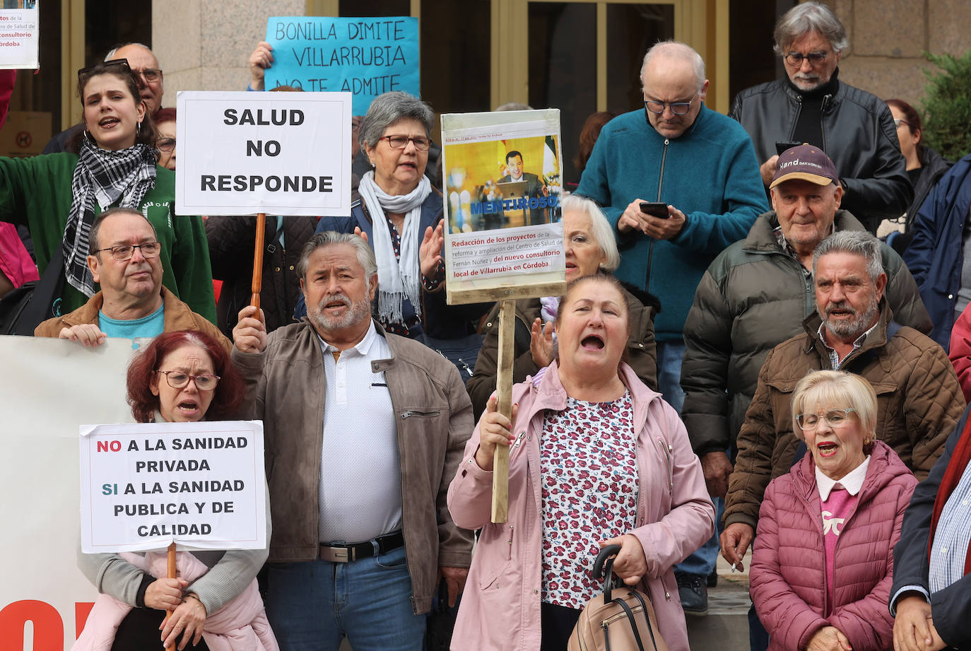 El tenso Pleno del Ayuntamiento de Córdoba que se ha suspendido, en imágenes