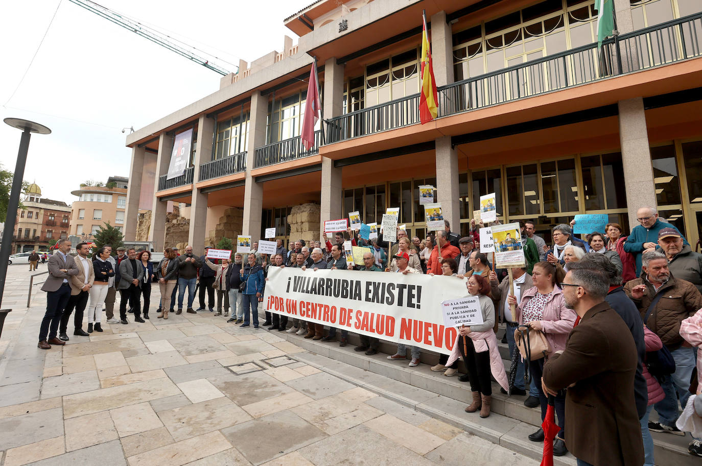 El tenso Pleno del Ayuntamiento de Córdoba que se ha suspendido, en imágenes