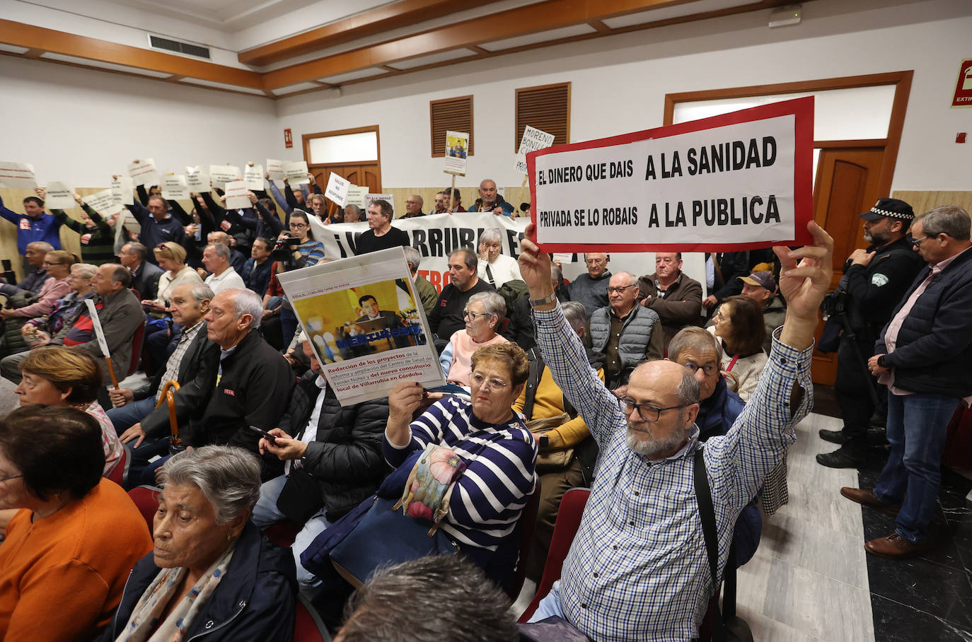 El tenso Pleno del Ayuntamiento de Córdoba que se ha suspendido, en imágenes