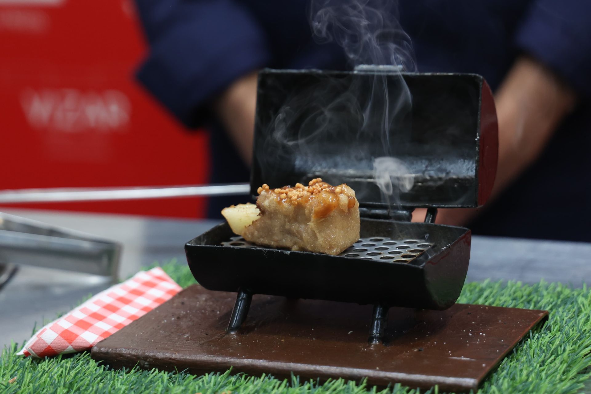 La tapa 'Los lunes al sol' del chef Íñigo Tizón, del restaurante Bar Gran Sol, en Hondarribia (Guipúzcoa)