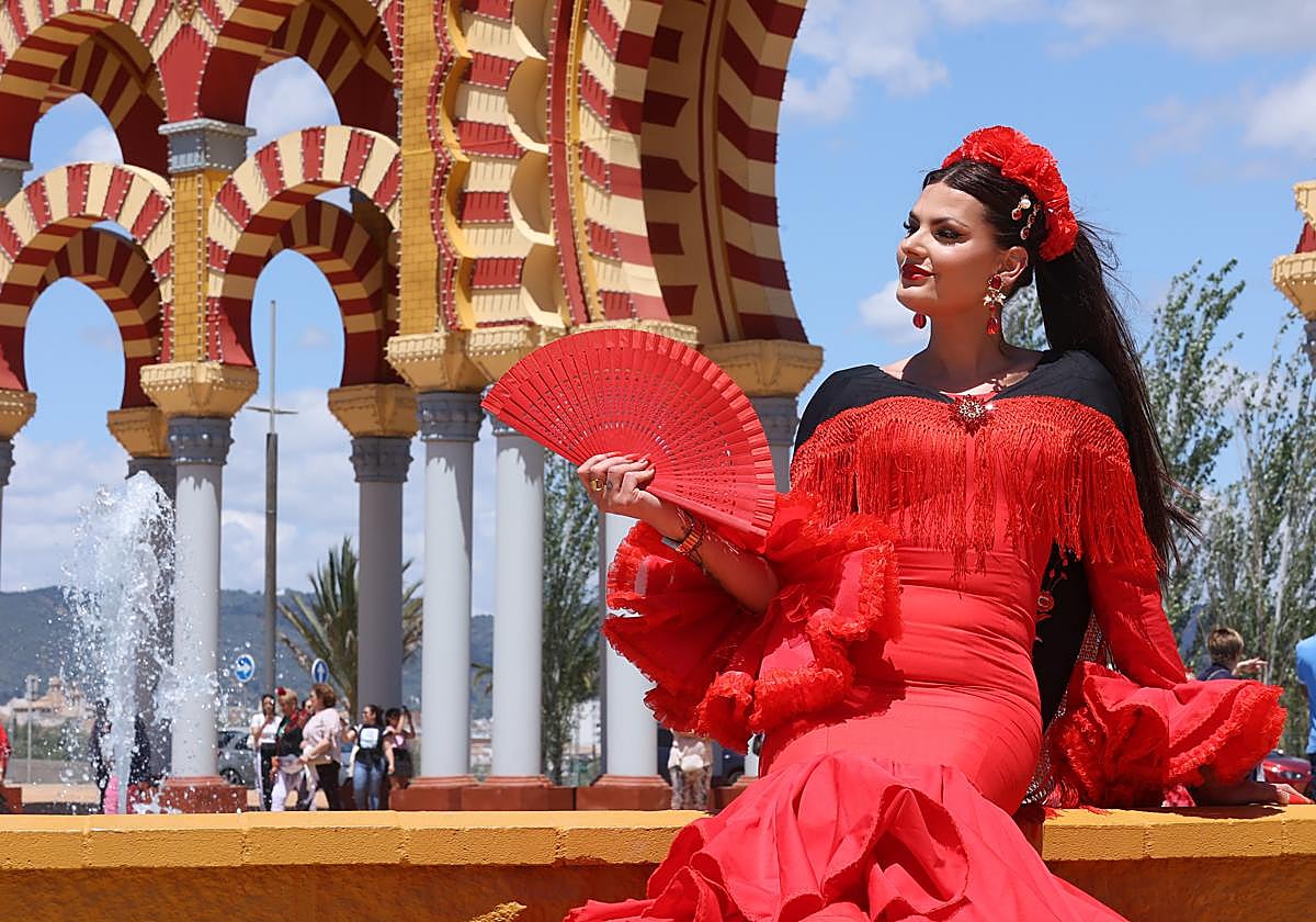 Una joven combate el calor con un abánico en la última edición de la Feria de Córdoba