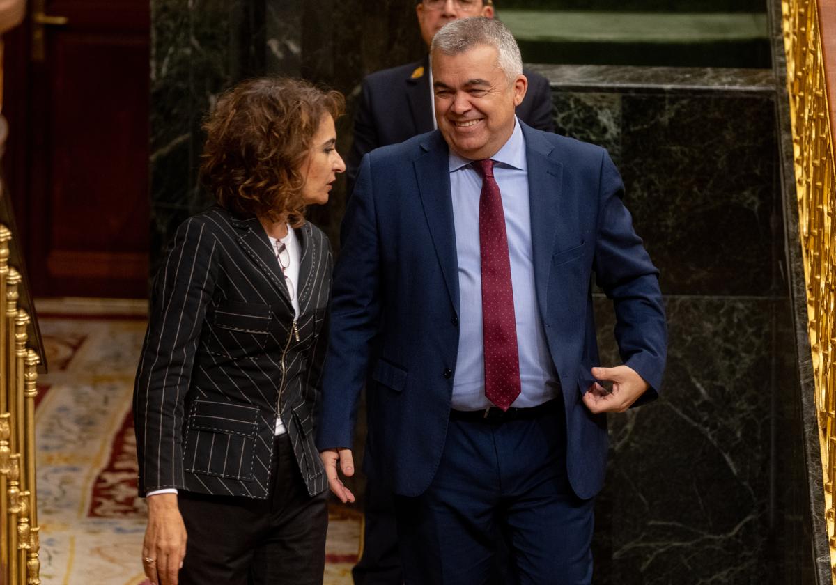 La vicepresidenta María Jesús Montero y el secretario de Organización del PSOE, Santos Cerdán, este jueves en el Congreso