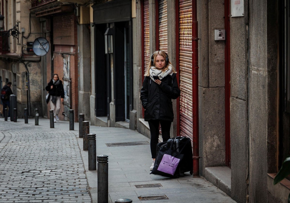 Una joven en un piso turístico en Lavapiés