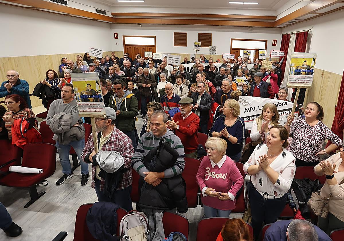 Un momento de las protestas que han suspendido definitivamente el Pleno del Ayuntamiento