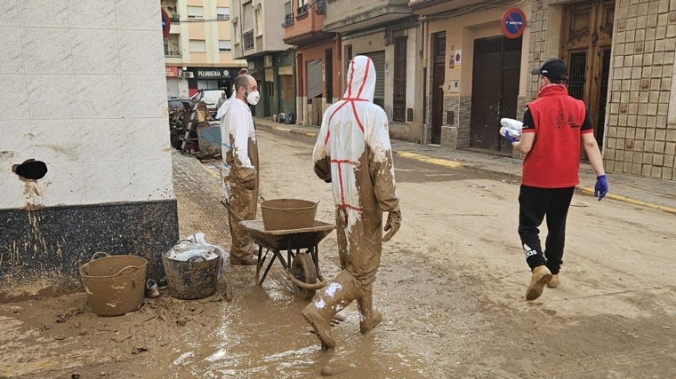 Un voluntario reparte menús calientes en uno de los municipios inundados por el temporal