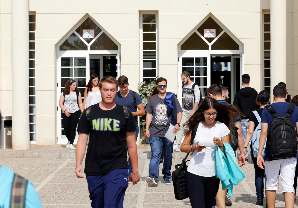 Estudiantes de la Universdiad de Córdoba saliendo del Aulario Averroes de Rabanales