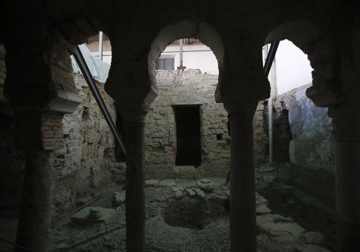 Arquería en una de las salas de los Baños Árabes de San Pedro