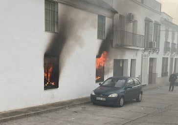 Un fuego calcina un salón y afecta a varias imágenes de la ermita de la Vera Cruz de Bujalance