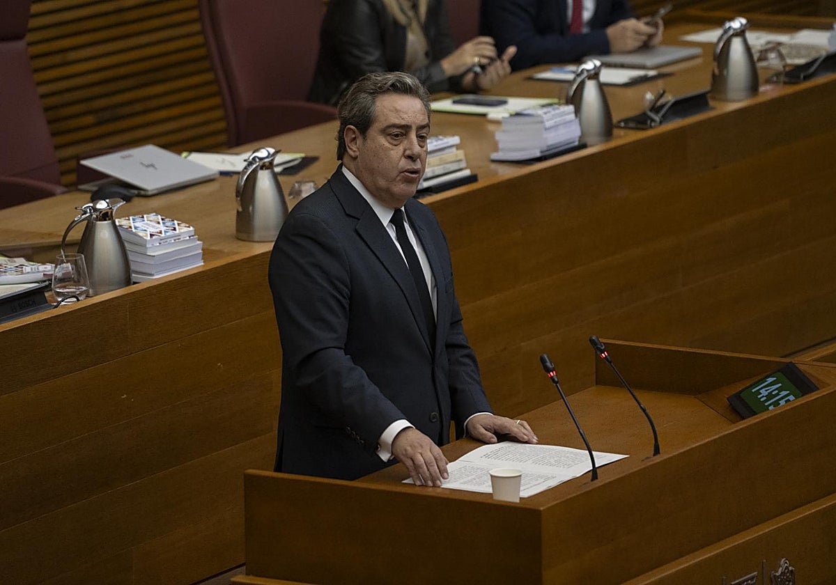El portavoz de VOX en las Cortes Valencianas, José María Llanos, interviene durante una sesión plenaria, en Les Corts Valencianes