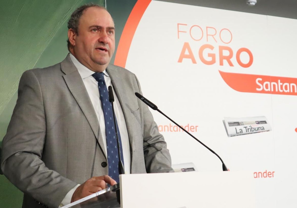 El consejero de Agricultura, Ganadería y Desarrollo Rural, Julián Martínez Lizán