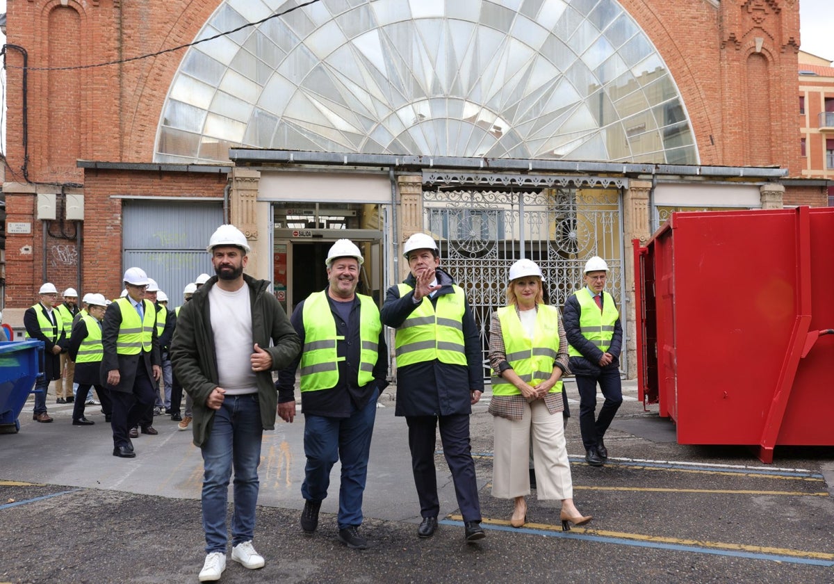 Guarido y Mañueco acuden a la plaza del Mercado para visitar los trabajos de reforma en el edificio