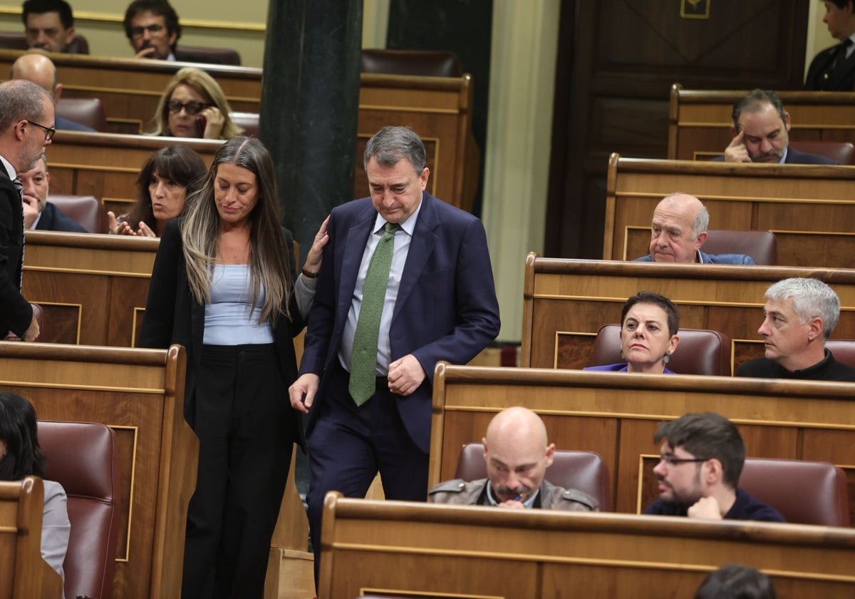 Los portavoces de Junts y PNV en el Congreso, Míriam Nogueras y Aitor Esteban, pasan este jueves por delante de la bancada de Bildu