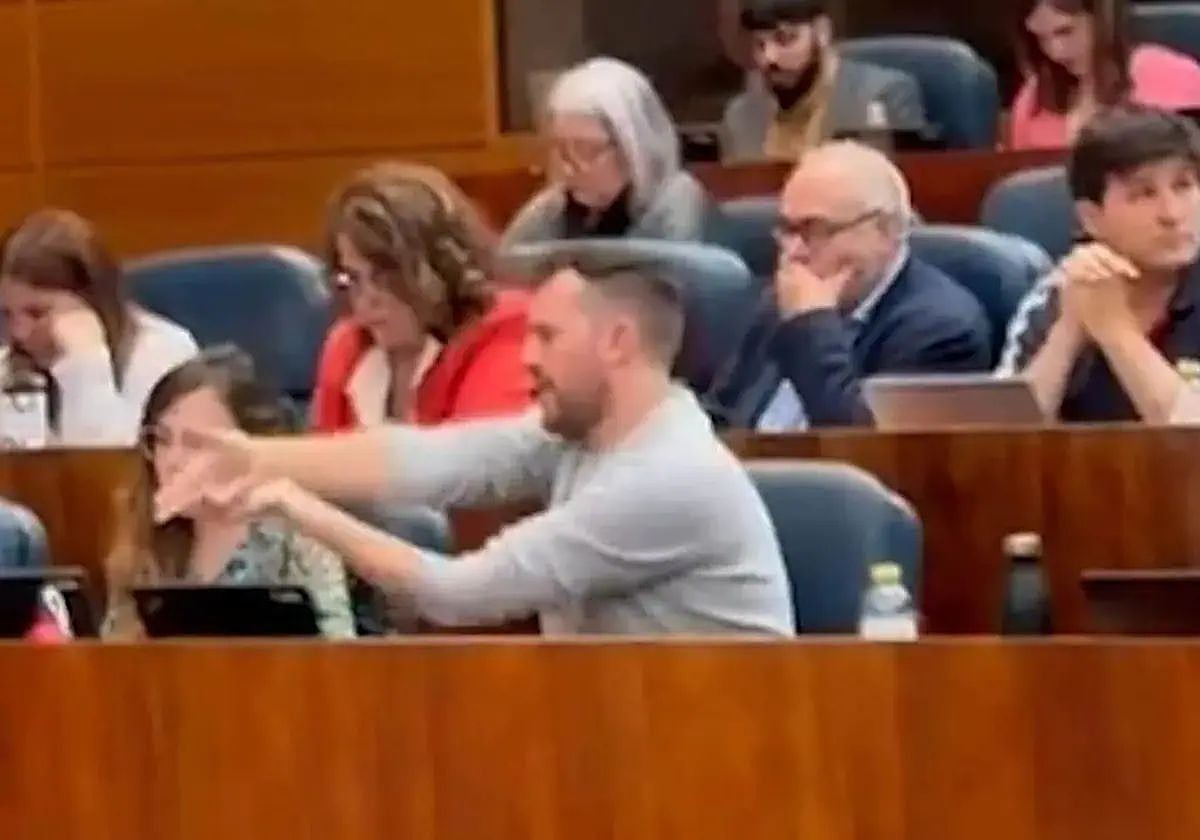 El diputado Pablo Padilla, en el momento de simular el disparo