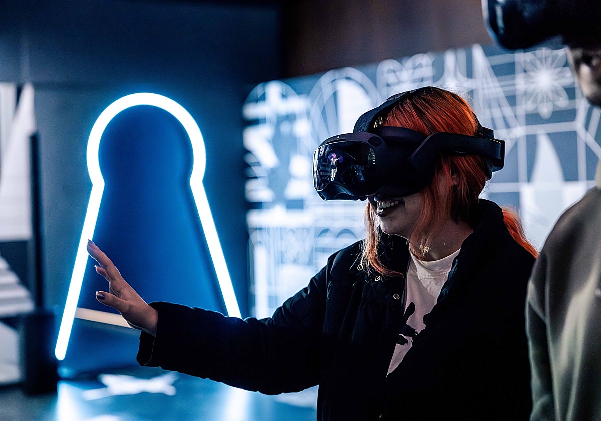 Una asistente a 'Tomorrowland Immersive Experience' con sus gafas de realidad virtual