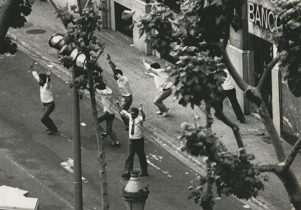 Salida de los rehenes del Banco Central tras el secuestro