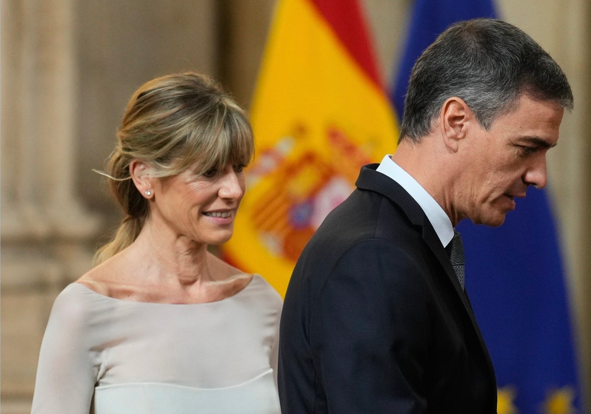 El presidente del Gobierno, Pedro Sánchez, junto a su esposa, Begoña Gómez