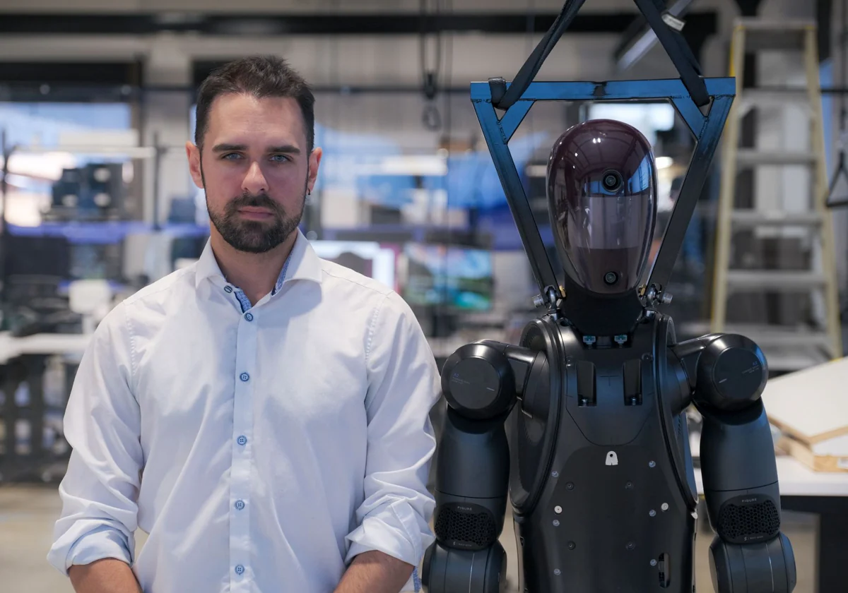 Alonso Marco Valle, junto a uno de los robots humanoides de Figure AI con los que trabaja en Silicon Valley