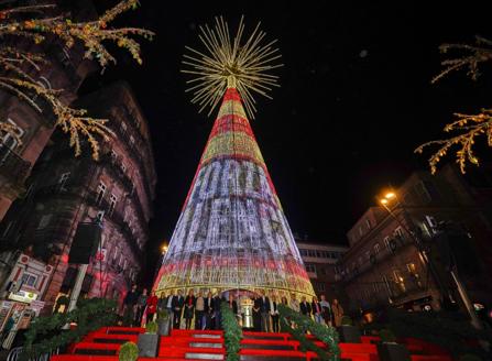 Imagen secundaria 1 - Se hizo la luz en Vigo y «arrancó la Navidad en el planeta»