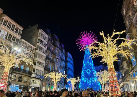 Imagen secundaria 1 - Se hizo la luz en Vigo y «arrancó la Navidad en el planeta»