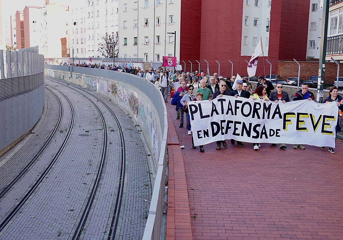 La manifestación discurrió junto a la línea de FEVE
