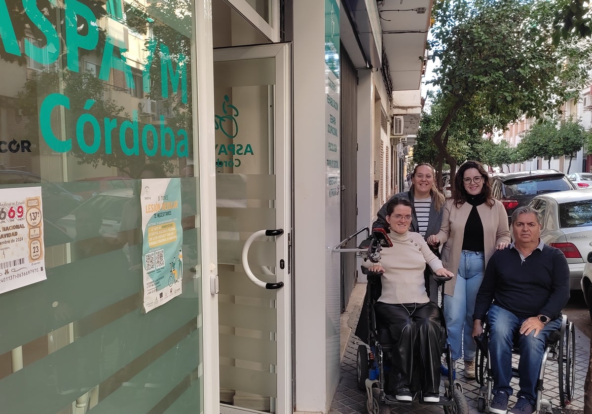 En las sillas de ruedas, María Jesús Fernández y Paco Pedrosa, junto a dos cuidadoras