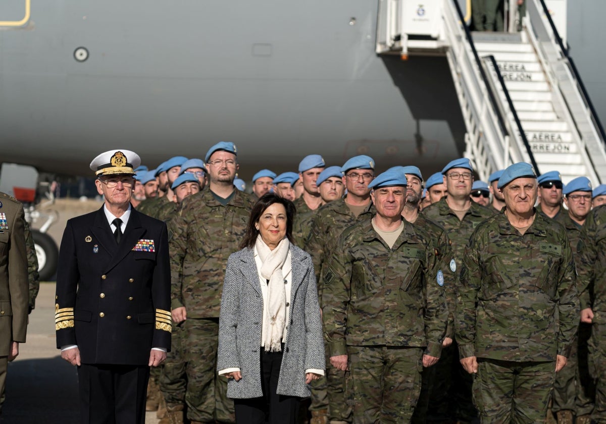 Margarita Robles, junto a los efectivos de la Brigada