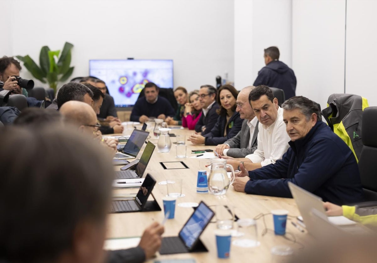 Centro de Control de Emergencias en Málaga con Juanma Moreno y Antonio Sanz