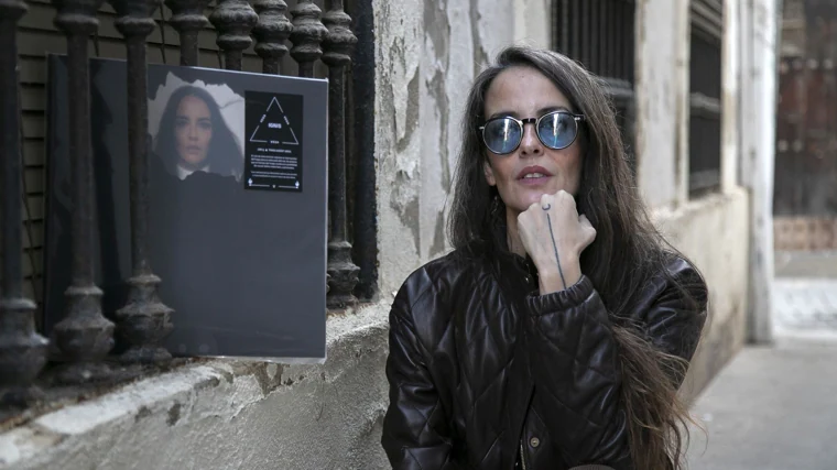 Vega, en la calle del Reloj, con un ejemplar en vinilo de 'Ignis', su nuevo disco