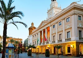 Ataques de manos invisibles, presencias inquietantes y conexiones con el más allá: fenómenos paranormales en el Ayuntamiento de Cádiz