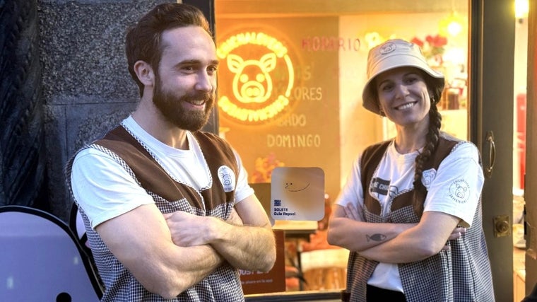 Graciela Castro y Darío Capelo en el exterior de su tienda, Chichalovers, en Santiago, tras recibir el Solete