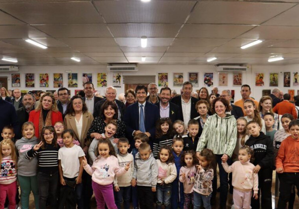 José Manuel Caballero, acompañado por alumnos y profesores de la localidad de la Torre de Juan Abad