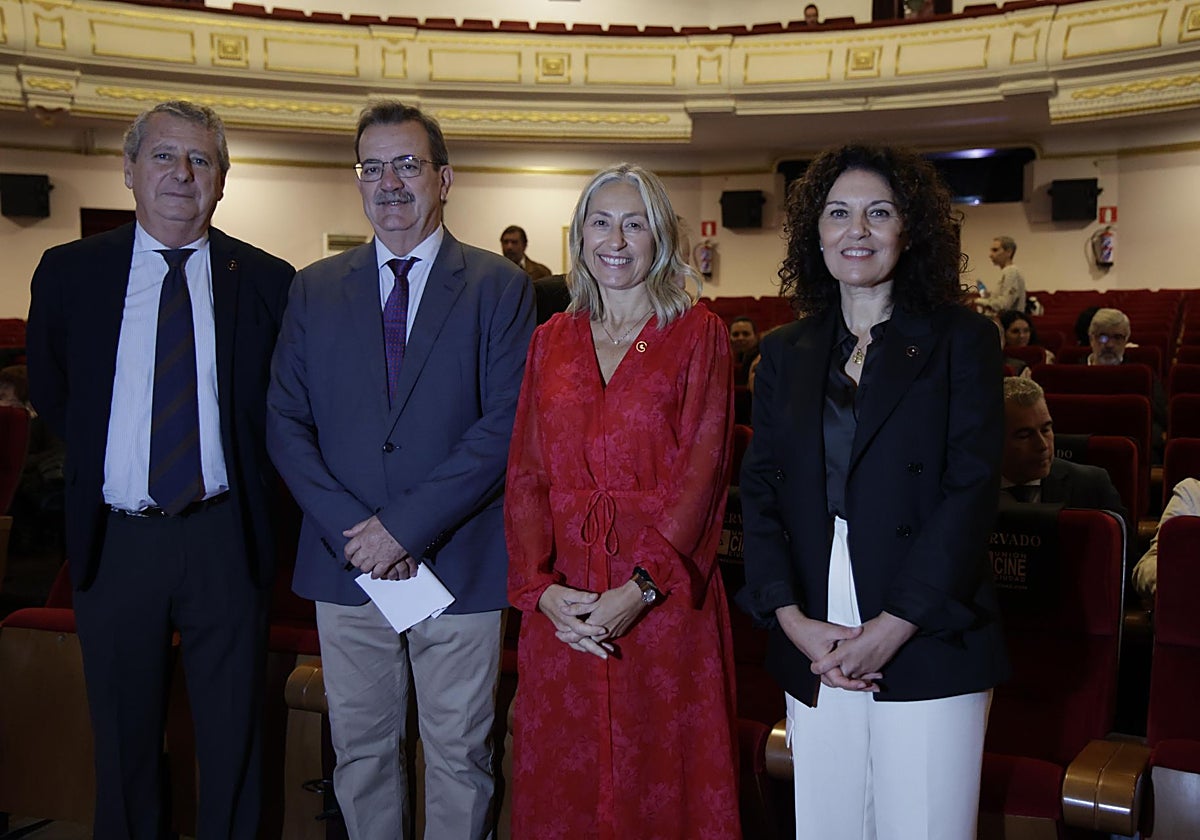 La consejera de Salud, Rocío Hernández, ha asistido este lunes a la premier de un documental sobre víctimas de cáncer