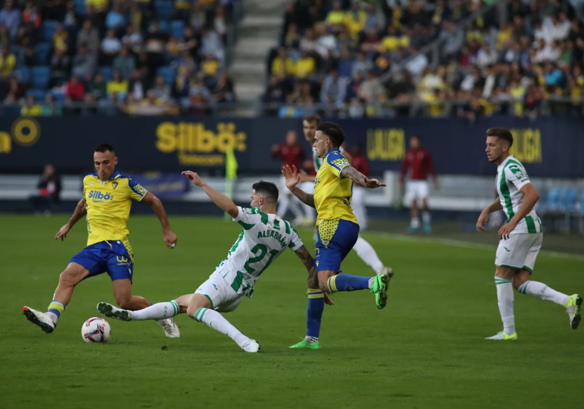 Albarrán despeja un balón durante el partido en Cádiz