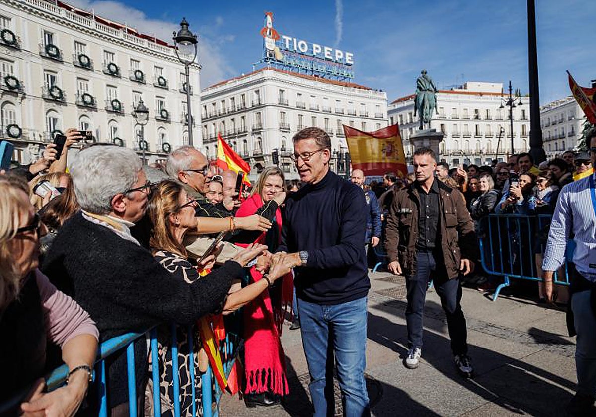 Feijóo, en una manifestación por la igualdad en la Puerta del Sol