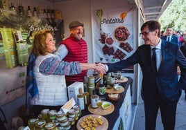 Junts, ERC y la CUP, contra Illa por promocionar el aceite de Jaén