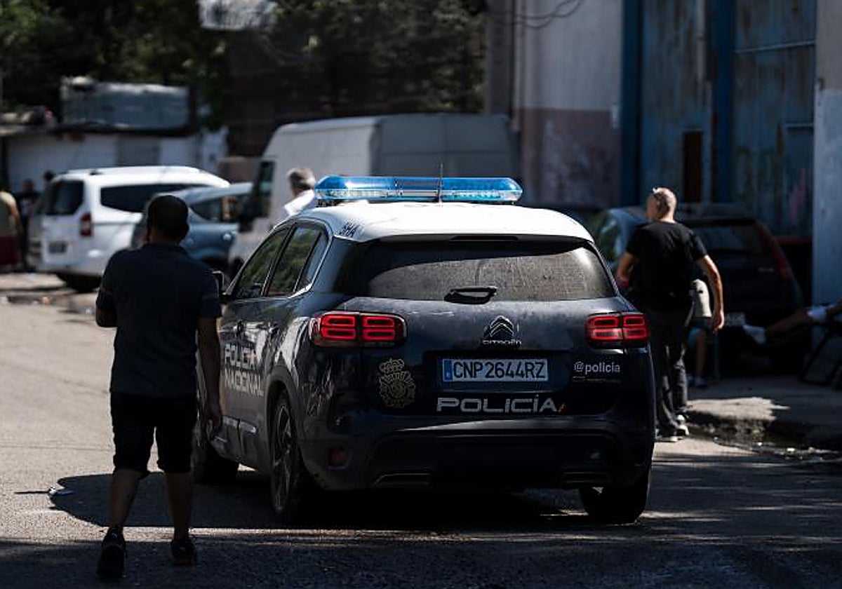 Coche de Policía Nacional patrullando por Madrid