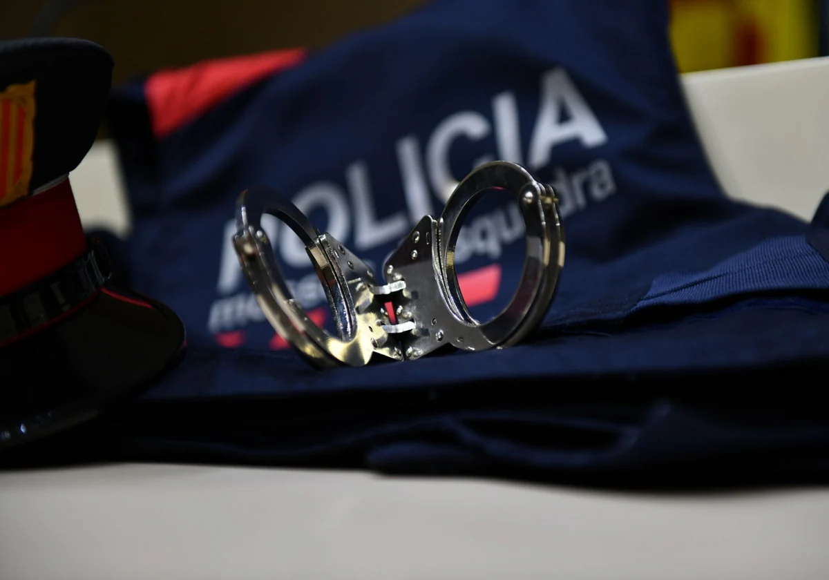 Equipación y esposas de un agente de la Policía catalana