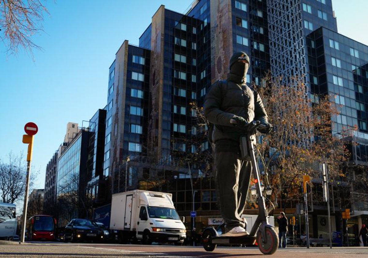 Usuario de patinete eléctrico, en el centro de Barcelona