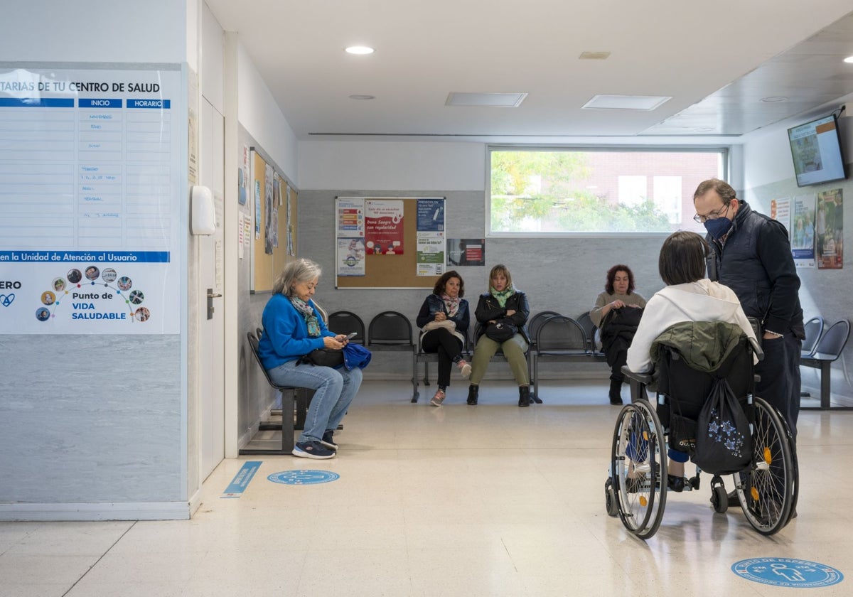 Usuarios en el interior de un centro de salud madrileño