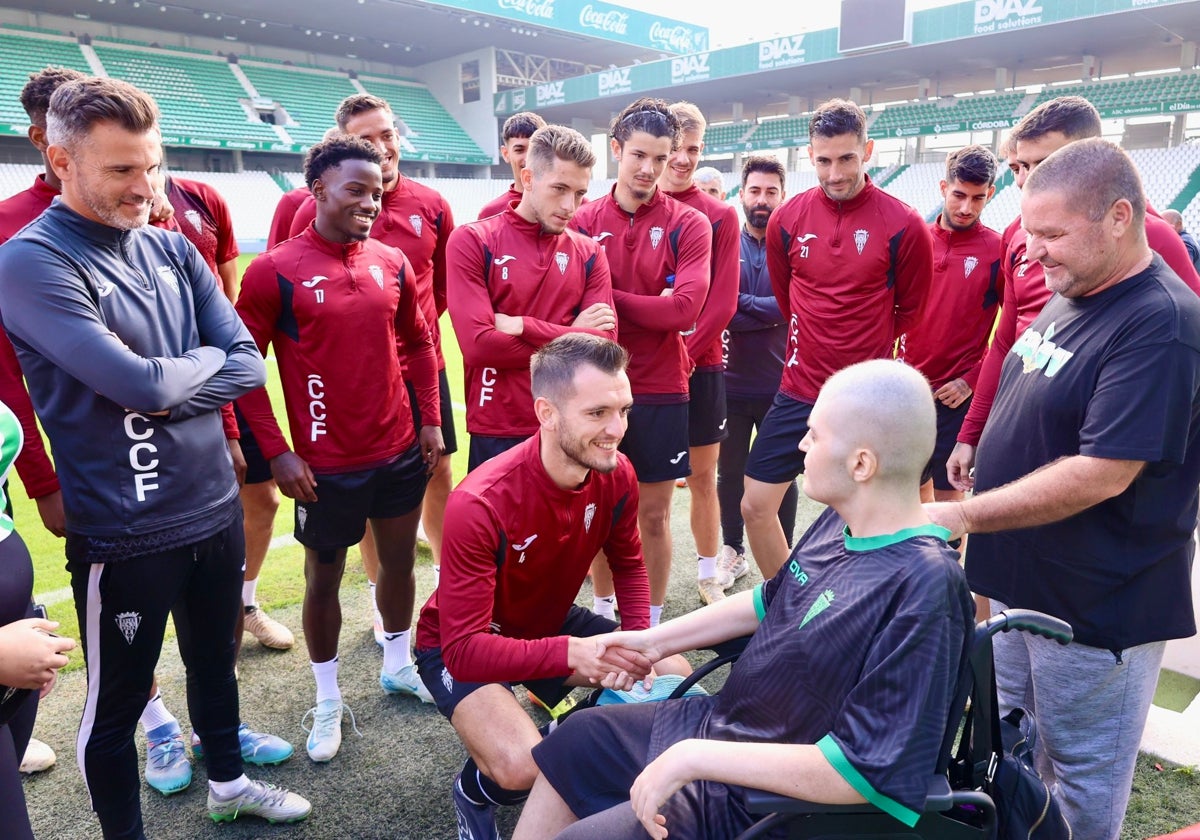 La plantilla del Córdoba recibe a Josete en El Arcángel tras el entrenamiento