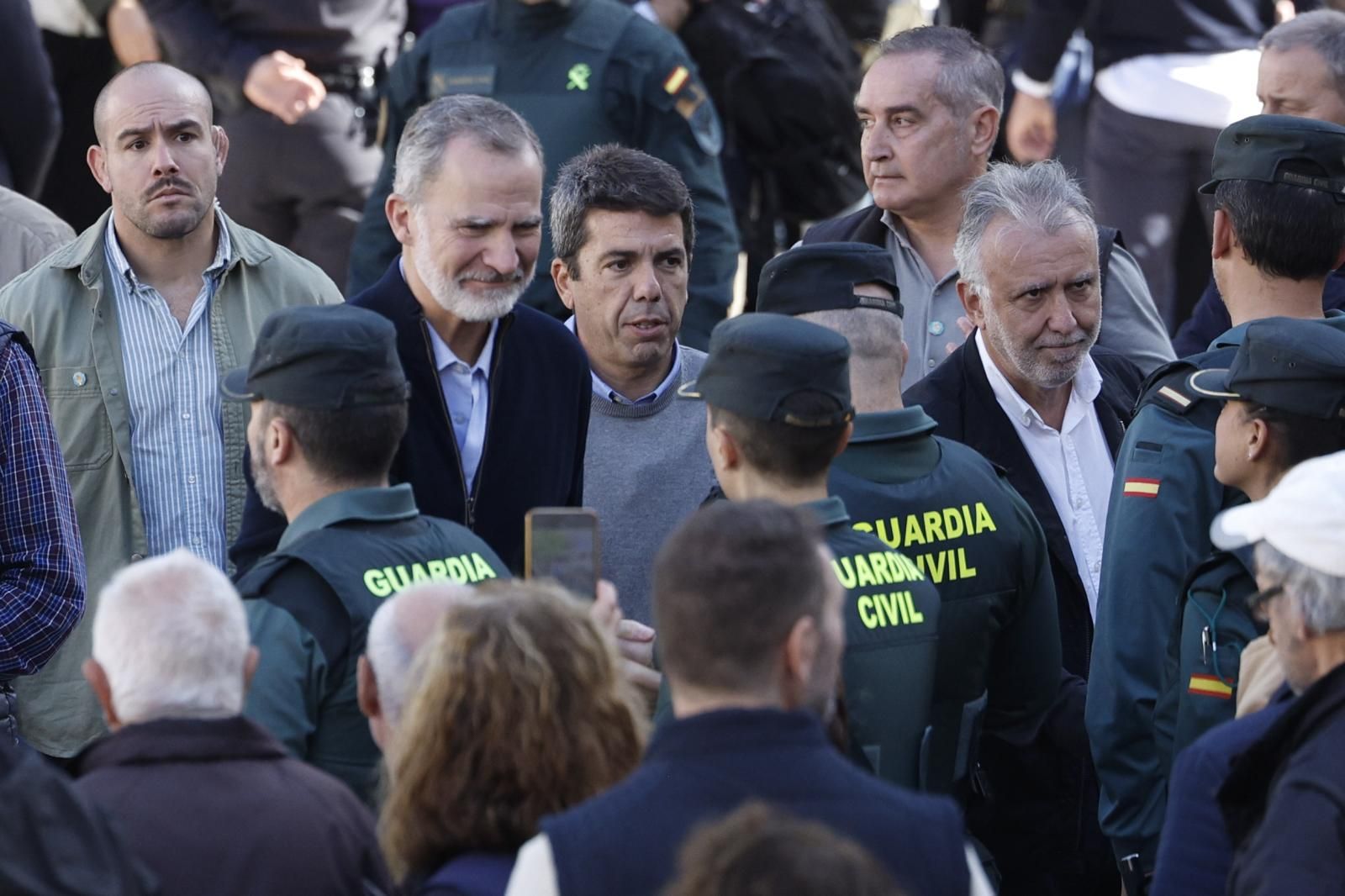 Felipe VI saluda la Guardia Civil en su llegada al municipio de Chiva