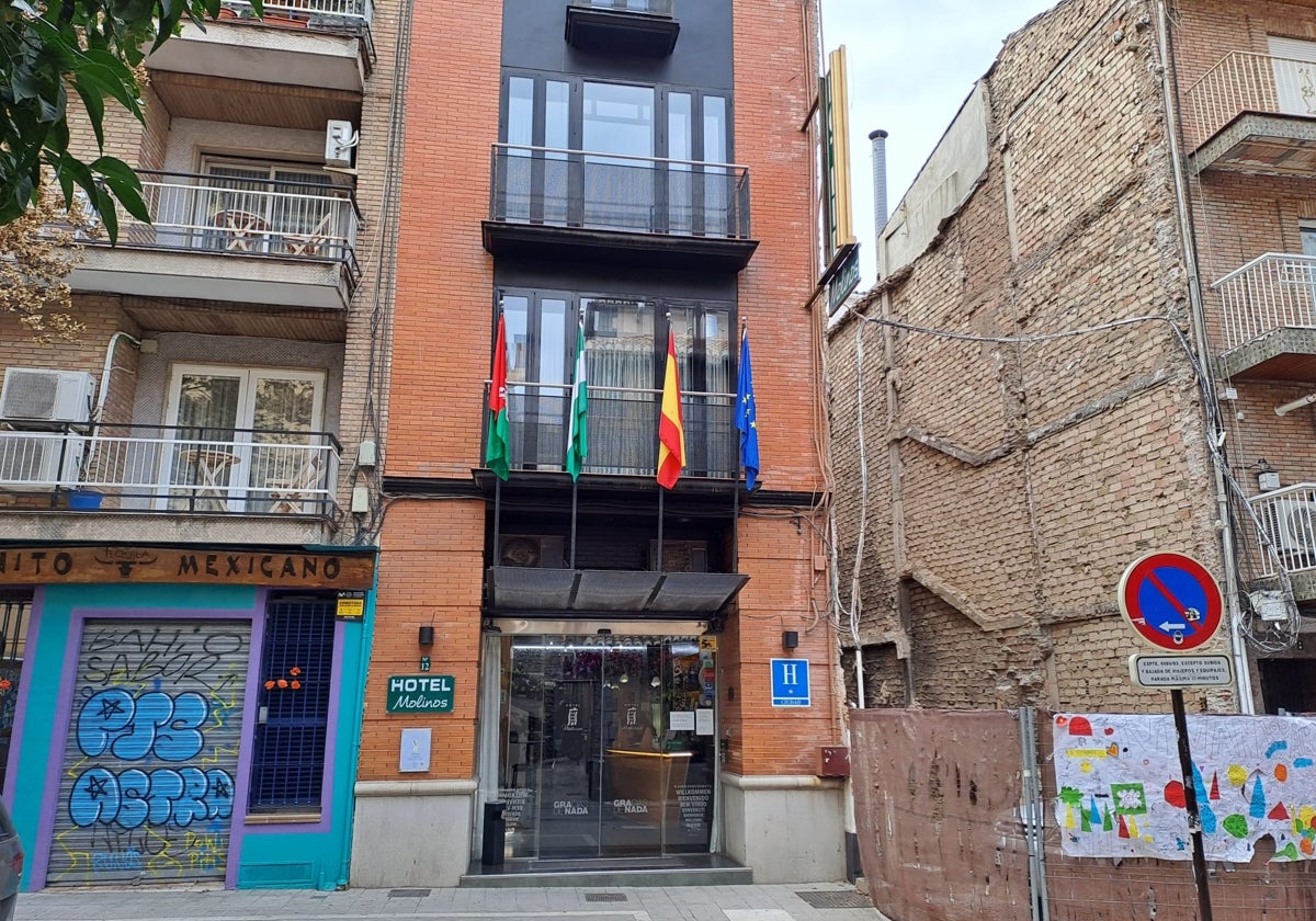 Fachada del Hotel Molinos y, a su lado, el solar donde se va a edificar