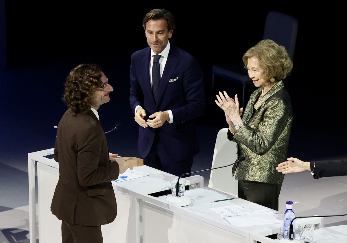 La Reina Sofía entrega al artista leonés Serafín Álvarez recibe el premio de arte digital en la 39 edición de los Premios BMW de Pintura